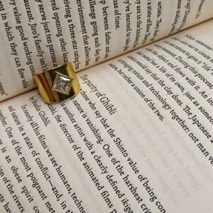 Skarra “Goldframe Crest” Bold Square Ring