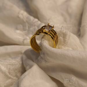 The Prism Ring – Structured Gold with Emerald-Cut Crystal