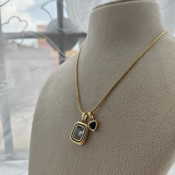 DAZZLINY CHUCK NECKLACE