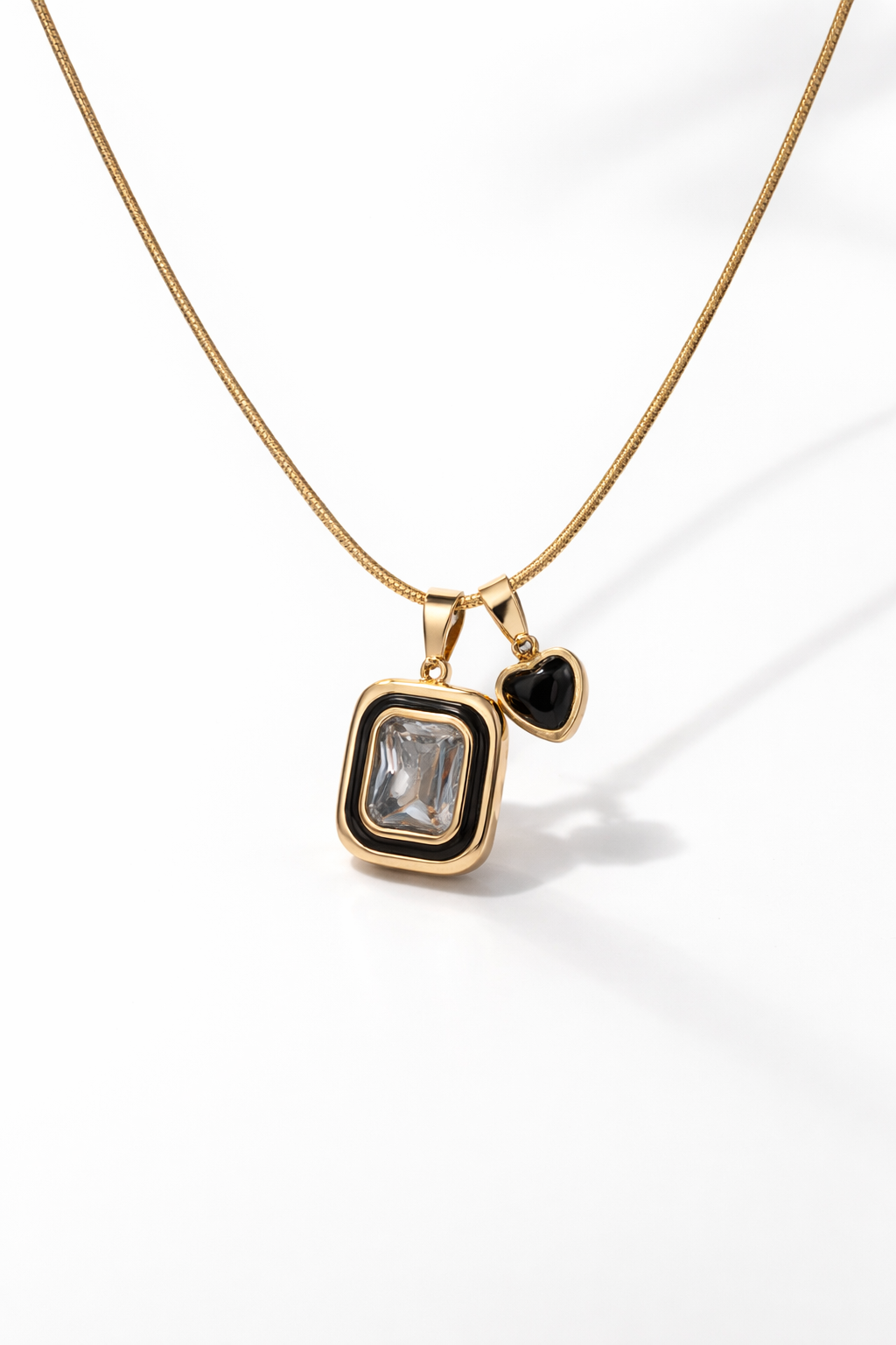 DAZZLINY CHUCK NECKLACE