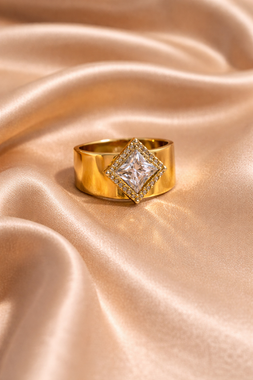 Skarra "Goldframe Crest" Bold Square Ring
