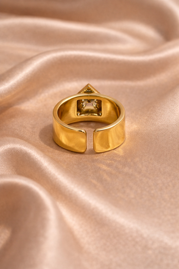 Skarra "Goldframe Crest" Bold Square Ring