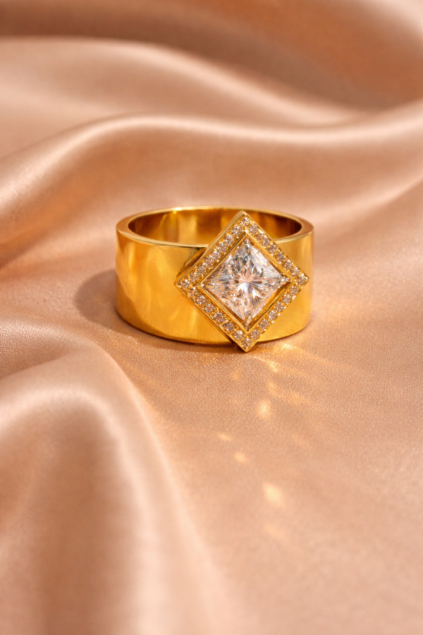 Skarra "Goldframe Crest" Bold Square Ring