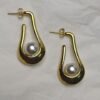 Oro Pearl Drops – Sculptural Gold Earrings with Pearl