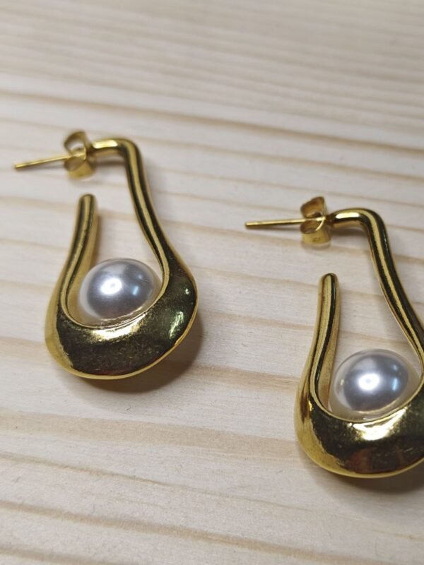 Oro Pearl Drops – Sculptural Gold Earrings with Pearl